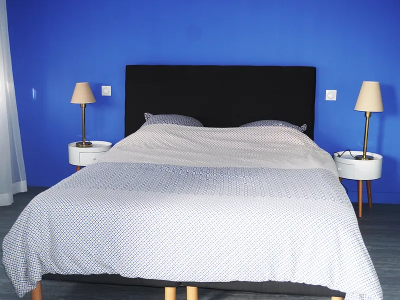Chambre de La Pêcherie, lit double contre le mur bleu