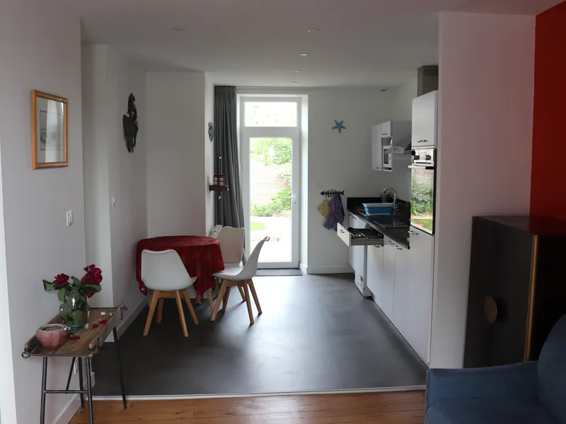 Equipped kitchen of Le Carrousel, dining corner and direct access to the garden
