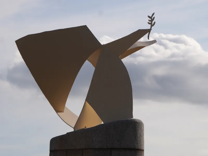 The seafront sculpture in Saint-Nazaire, on its granite base